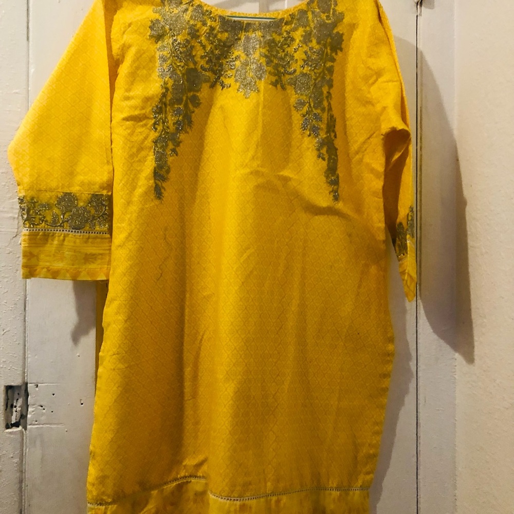 Yellow medium size kurta. Never used only open box
